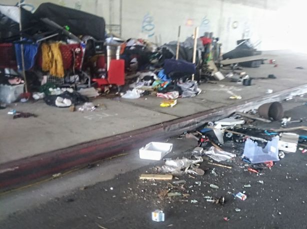 CirinoEd's tweet photo. Images from under the 90 freeway on Inglewood Bl.
DOES ANYONE HAVE EMAIL FOR LA SHERIFFS?
This is the gauntlet our children must pass through on the way to Playa del Rey elementary school & Marina del Rey Middle school. https://t.co/BTqhHakqXE