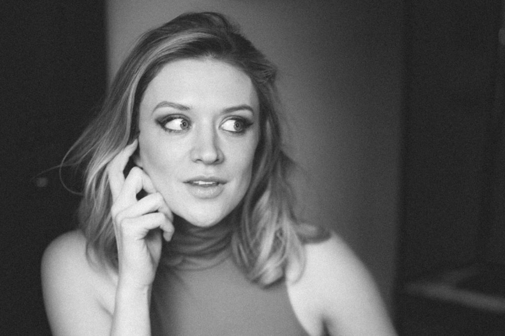DSeriesYPelis's tweet photo. #TiempoDNews
#Freeform encarga la dramedia #WhileYouWereBreeding, basada en las memorias de Kristin Newman, “What I Was Doing While You Were Breeding”.
Estará protagonizada por Chelsea Frei (#TheMoodys). https://t.co/pafWxYJlFs