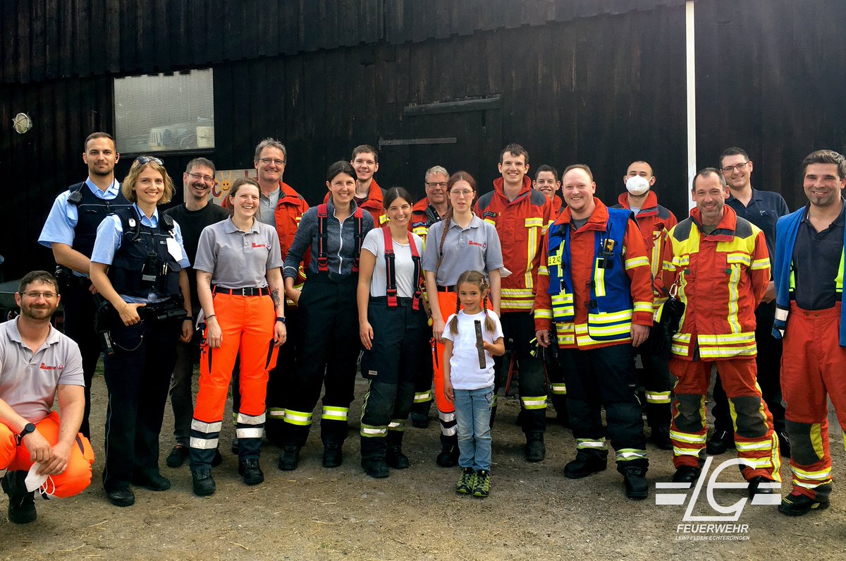 FeuerwehrLE's tweet photo. Beim Spielen geriet ein 6-jähriges Mädchen mit seinem Mittelfinger in eine Öse eines massiven Eisenbeschlags und blieb stecken. Mit vereinten Kräften und viel Feingefühl konnten wir helfen. Und am Schluss gab noch noch ein Gruppenbild mit den Rettern. 
#WirFürLE ^cz @PolizeiRT https://t.co/xvWfdrD4sz