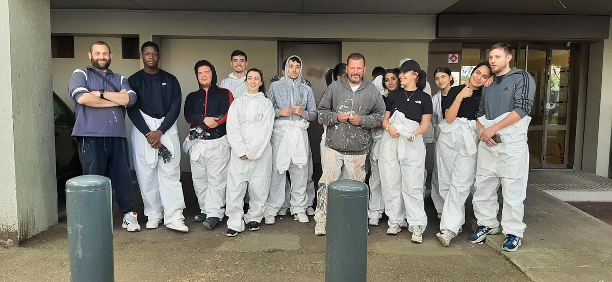 HAzzerrab's tweet photo. @EstMetropoleHab Chantier jeunes XXL résidence Bizet au Tonkin, travaux de peintures des montées d'escaliers et des paliers avec réalisation de fresques.
5 allées, 7 semaines, 50 jeunes. 👏👏#acolea @villeurbanne #centresocialtonkin #kolor1 @EPIDE_Officiel #jeunesse https://t.co/nQTYjgYr5J