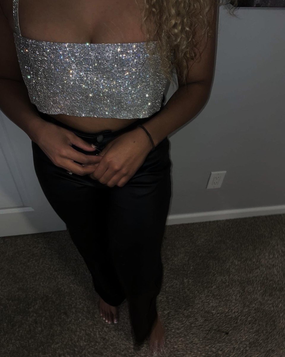 aliyahmyerss's tweet photo. who knew 21 would look this good 🥂🖤 https://t.co/J7ArSe4mjt