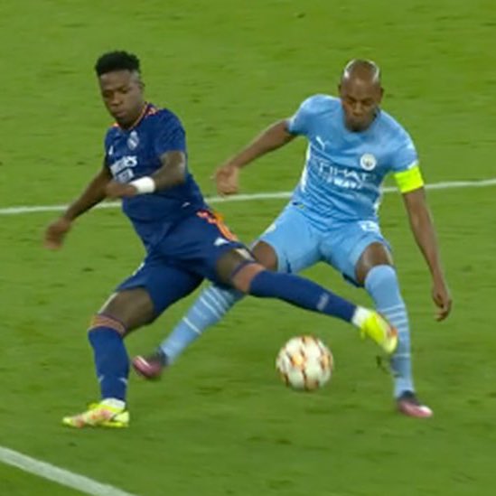 ActuFoot_'s tweet photo. Vinicius vs Fernandinho 💨 https://t.co/8mAUUoit7B