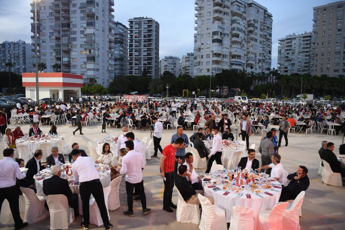 📍Antalya Stadyumu 

Geleneksel 07 Gençlik Antalyaspor Taraftarlar Derneği İftar Organizasyonunda, şehrimizin tutkusu, ortak sevdamız #Antalyaspor’muzun yöneticileri, sporcuları ve taraftarlarımızla iftarımızı yaptık. 
Rabbim oruçlarımızı kabul etsin. 

#Antalya
#Ramazan
#iftar