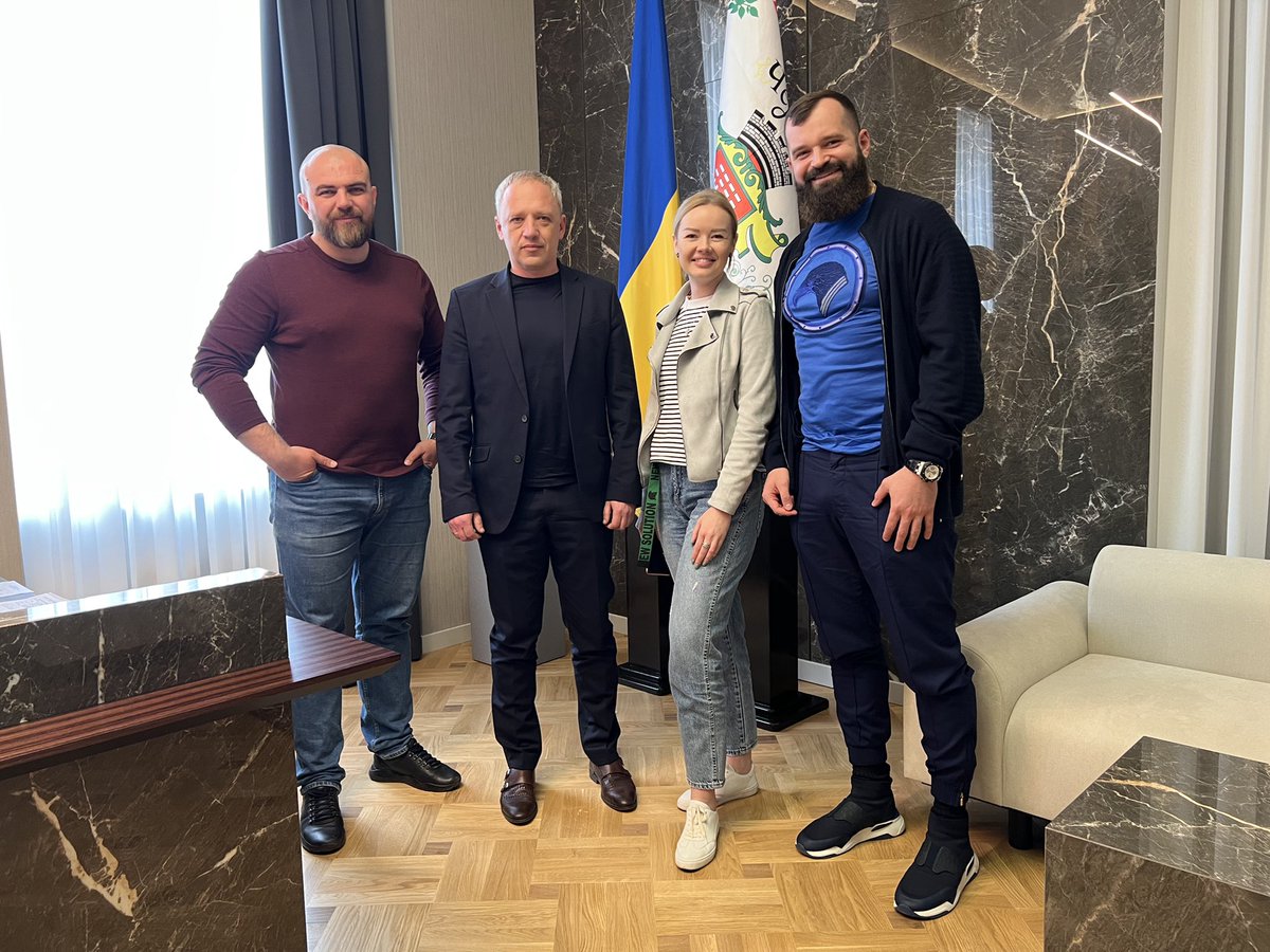 SavchenkoIT's tweet photo. Today I had a productive meeting with the mayor of Chernivtsi 💪🏻🔥

Discussed possible options for future cooperation to support Ukrainian IT industry 👌🏻
#Tech #informationtechnology 
#SupportUkraine https://t.co/HTYcZR1naz