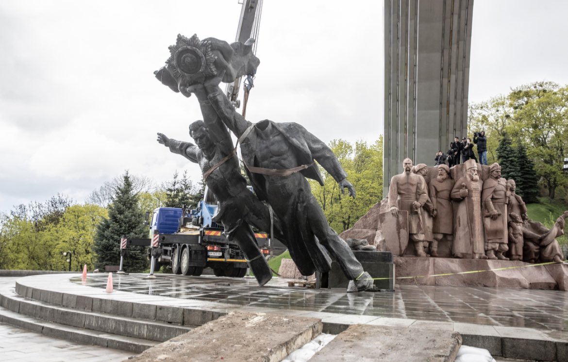 You don't kill your brother. 
You don't rape your sister. 
You don't destroy your friend's country. 
That's why today we dismantled this monument once created as a sign of friendship between Ukraine and Russia.

#FreeUkraine #WeAreAllUkrainians #StandWithUkraine #StopTheWar