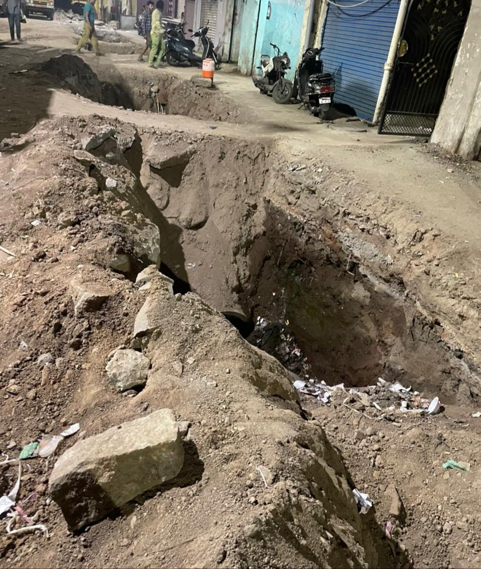 MohdAhm20415855's tweet photo. Road behind #Deewan devdi op crescent school & #jama masjid #old city residents are facing was dug up road 5 months back.This is causing lot of problems for Elders, women and children.Please take immediate action.@KTRTRS @arvindkumar_ias @GHMCOnline @ZC_Charminar @DeccanChronicle https://t.co/5yR3FyMRCa