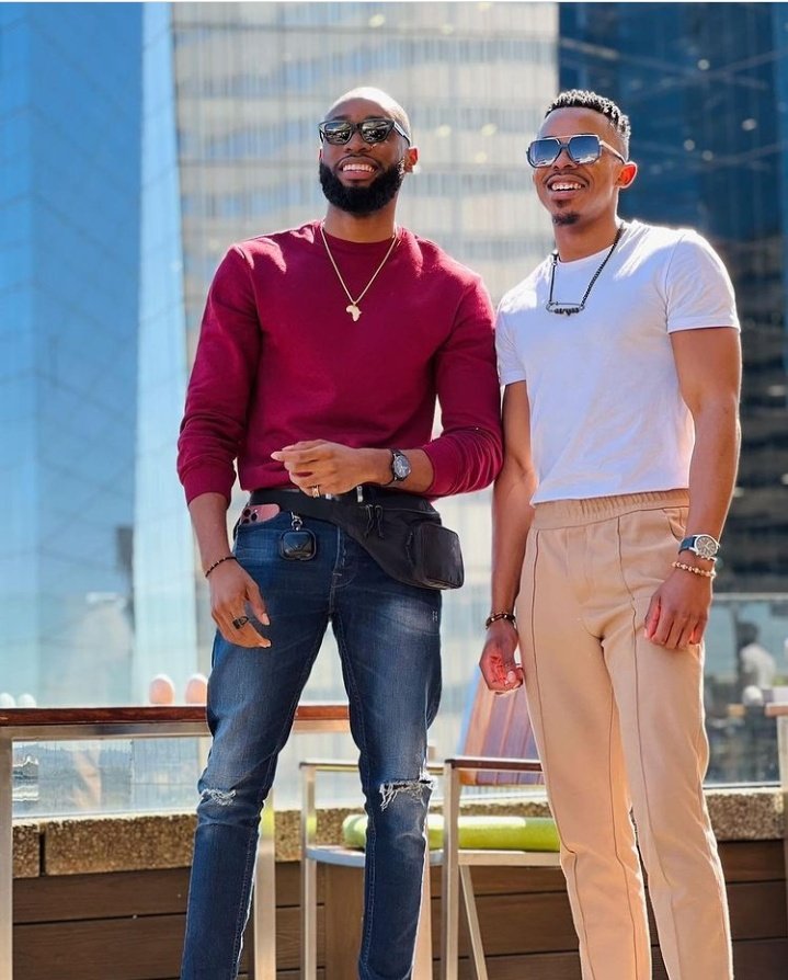 chhocolatemouss's tweet photo. Mines😭❤ .Body . Shades. Ears😂.Watches.Similar wrist bands. Height🔥 .Smiles😍. naa maaeeen  i know how to choose faves pls 😭🔥
#EmmanuelXLibo
#EmmanuelUmoh
#LiboNjomba https://t.co/RwkrMgIudk