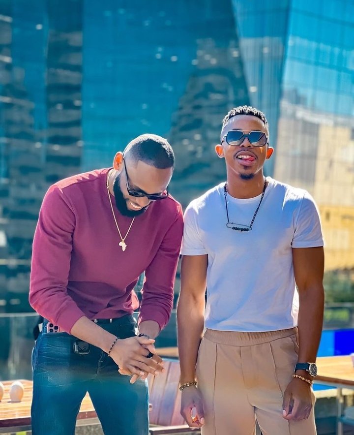 chhocolatemouss's tweet photo. Mines😭❤ .Body . Shades. Ears😂.Watches.Similar wrist bands. Height🔥 .Smiles😍. naa maaeeen  i know how to choose faves pls 😭🔥
#EmmanuelXLibo
#EmmanuelUmoh
#LiboNjomba https://t.co/RwkrMgIudk