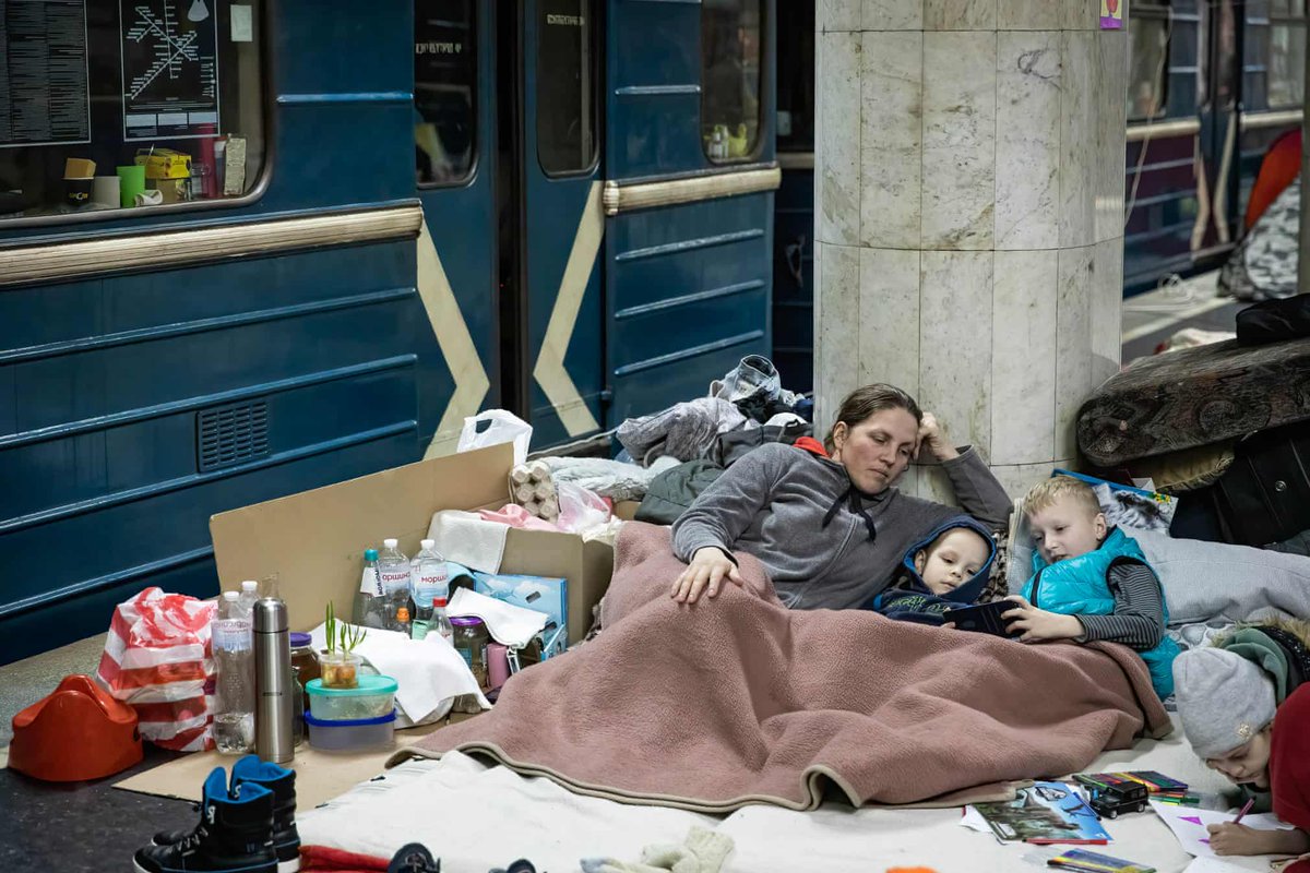 AndyStalman's tweet image. Cada día pienso en los niñas y niños de Ucrania

En sus madres, sus padres, sus abuelas y abuelos

Pienso en los millones que han perdido su casa, su colegio, su hospital, su trabajo

En los miles que perdieron su vida

Pienso en aquellos que viven bajo tierra y en la trinchera