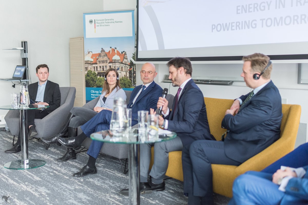 BartoszWojsa's tweet photo. Dziś miałem przyjemność prowadzić debatę z okazji otwarcia wystawy #EnergyInTransition - #PoweringTomorrow dot. transformacji energetycznej. Myślę, że wyszło bardzo ciekawie. Dziękuję za zaproszenie i liczną obecność uczestników wydarzenia - ze strony polskiej i niemieckiej.😊 https://t.co/mwnhgTQ53G