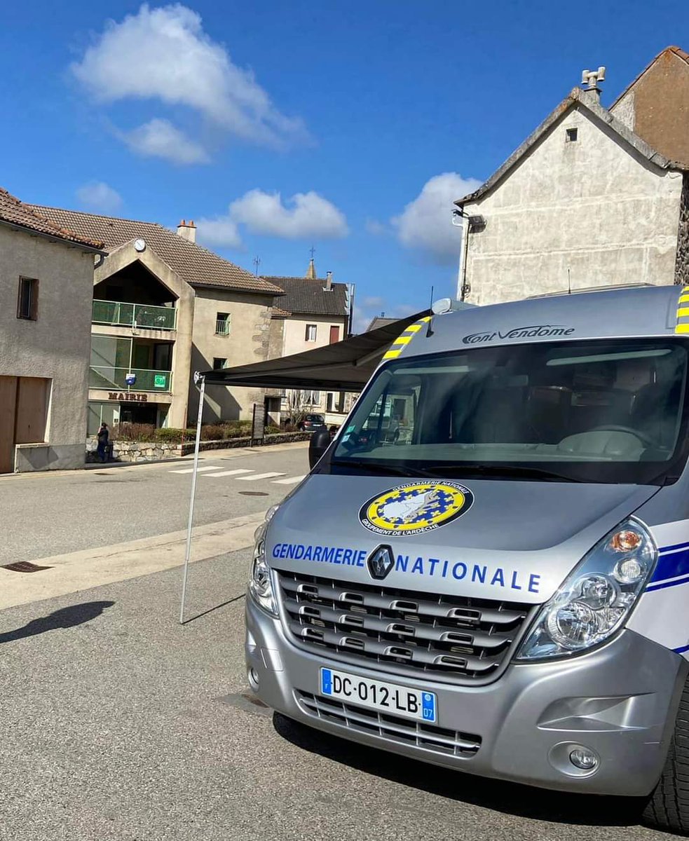 Prefet07's tweet photo. 👮♀️ Ce matin, nous étions avec la @Gendarmerie_007
👉 au #Beage avec l’équipe du camping car : une brigade itinérante au + proche des usagers 🤝
👉 à #Vesseaux lors d’un contrôle routier dans le cadre de valorisation des comportements exemplaires des conducteurs de deux roues 🏍 https://t.co/0bvwvweejB