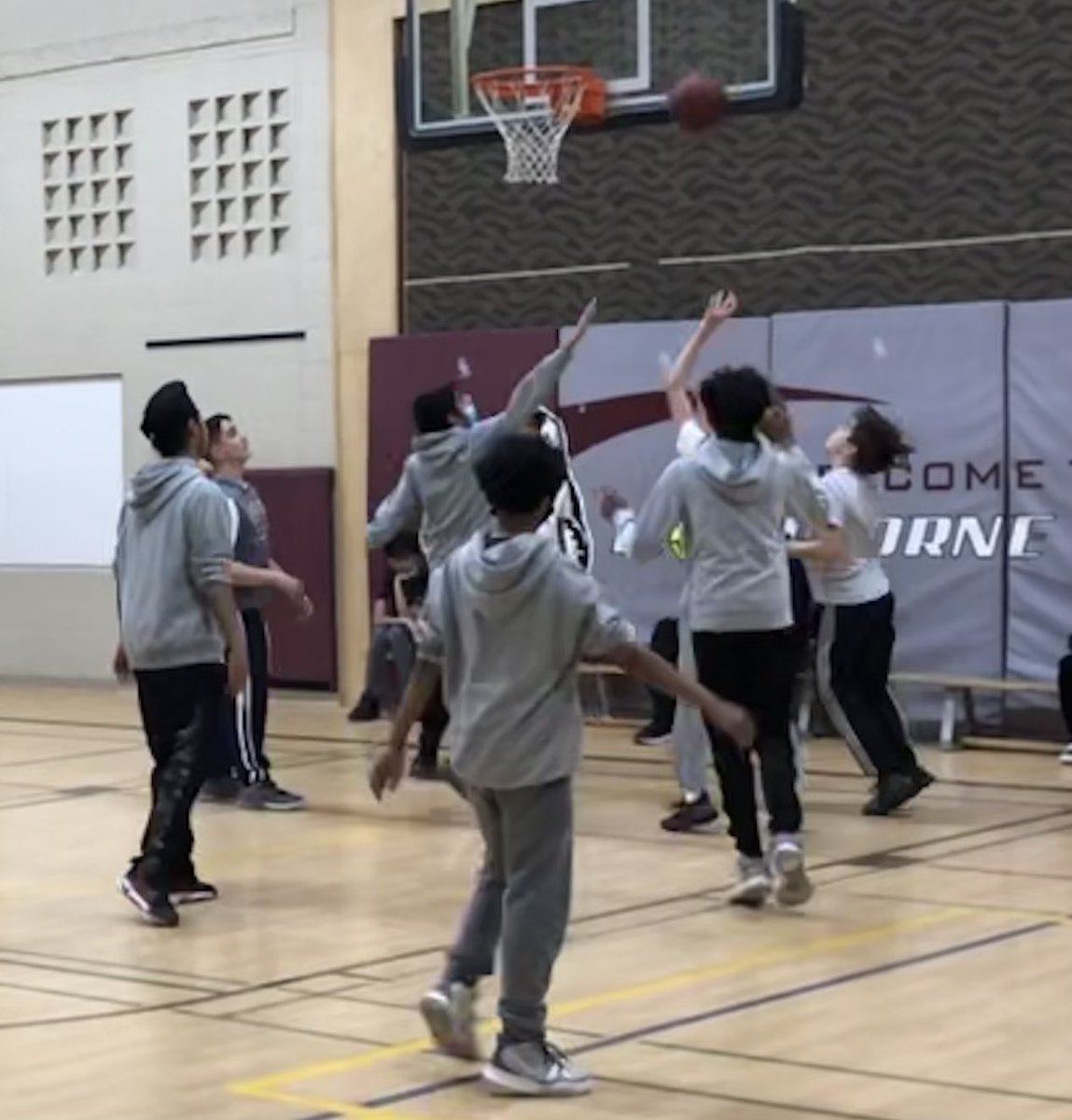 Hawthorne_PE's tweet photo. Final regular season match ups tonight! Go Huskies!! #huskiebasketball #hdsb @Hawthorne_PS https://t.co/3SD7RYh2v7