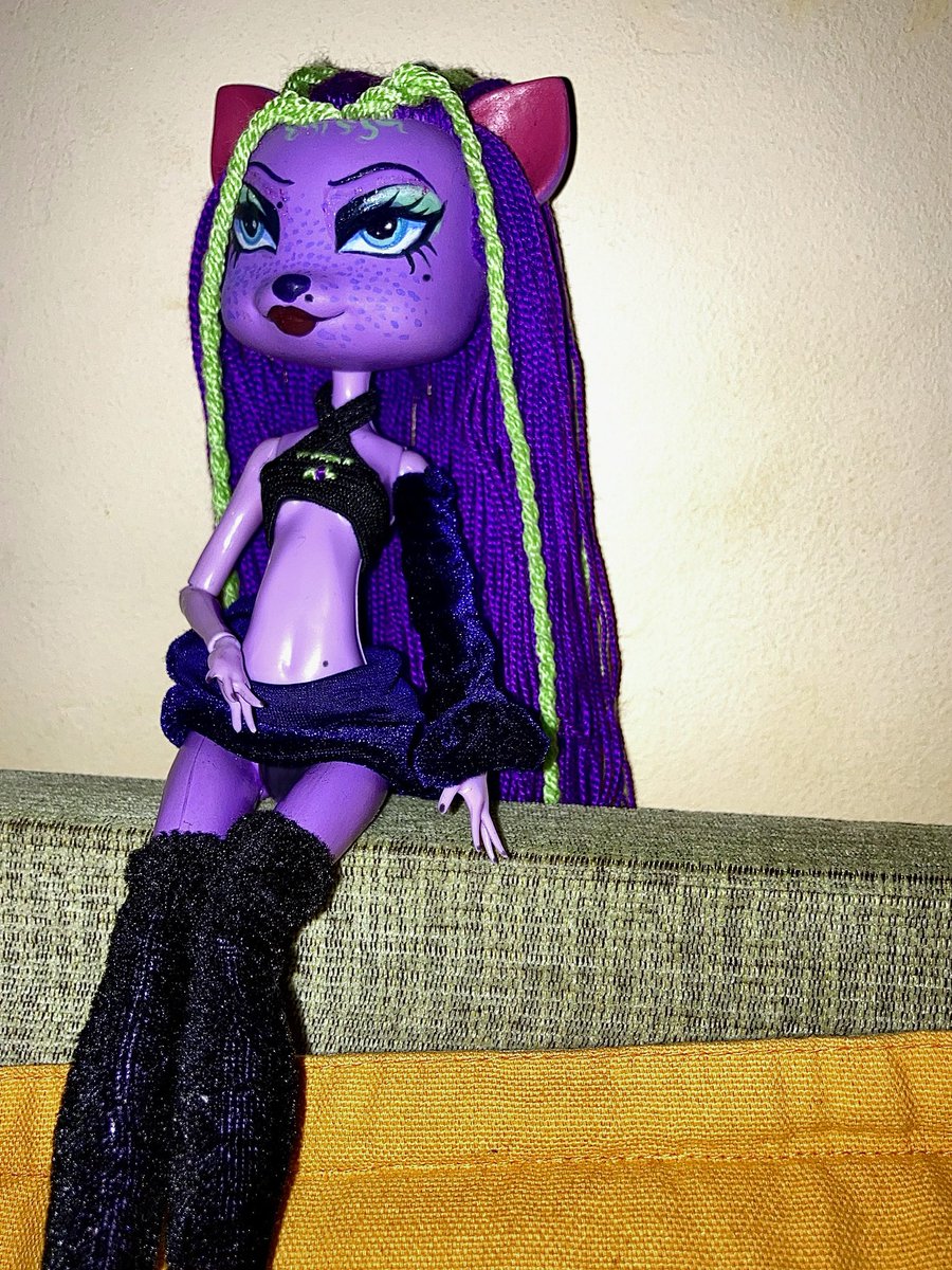 rares_2's tweet photo. the most favorite repaint I've ever done.
I used a #Vippets head and a fake #MonsterHigh doll body
The first time I tried to make clothes for dolls :,,) #repaintdoll #ooak https://t.co/1NKkunAp0d