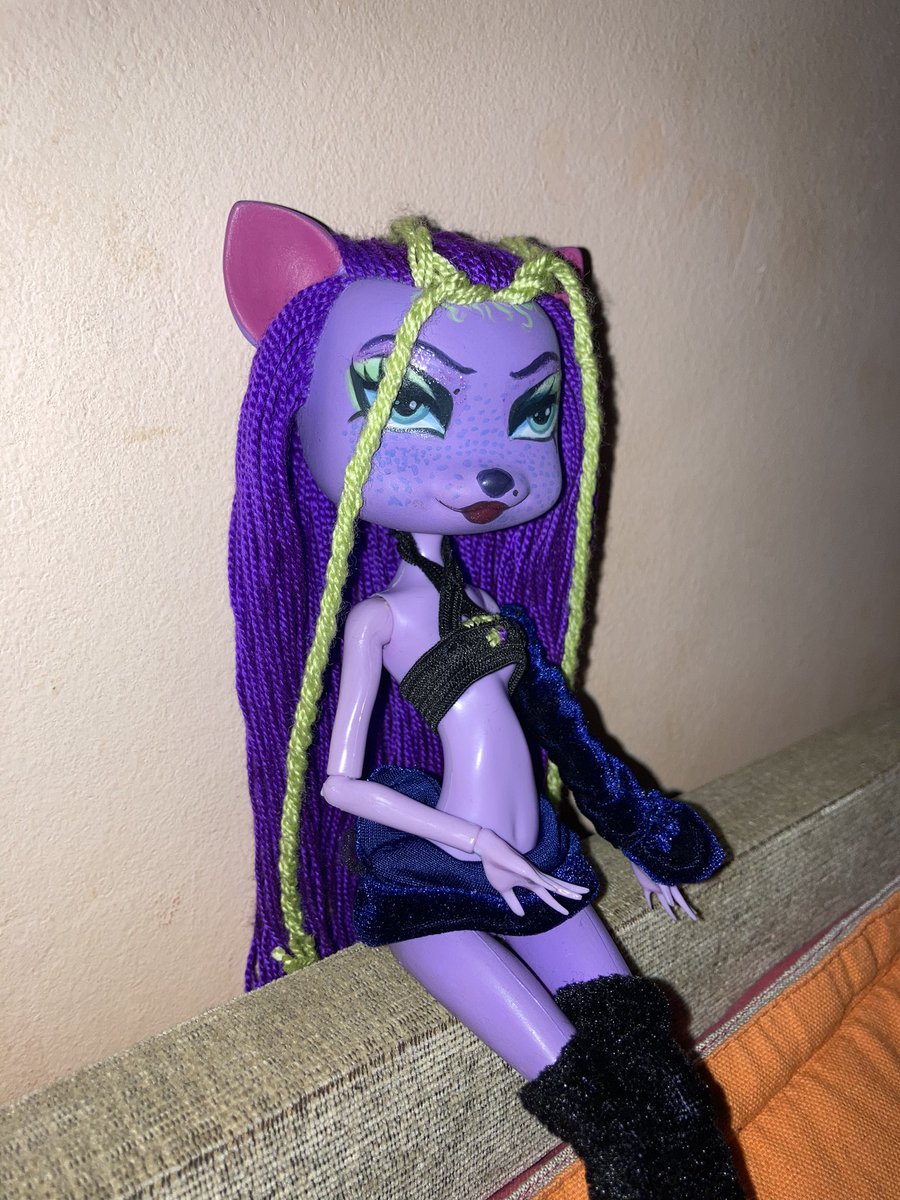 rares_2's tweet photo. the most favorite repaint I've ever done.
I used a #Vippets head and a fake #MonsterHigh doll body
The first time I tried to make clothes for dolls :,,) #repaintdoll #ooak https://t.co/1NKkunAp0d