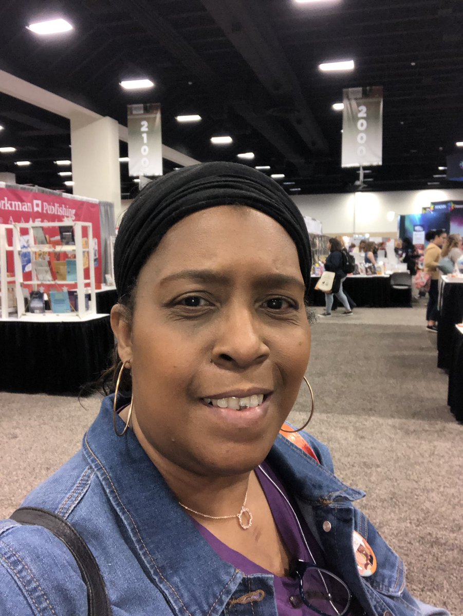 MsLibLady1876's tweet photo. My knees may not be happy but my ❤️ is😁 #TLA22 #togetheragain #FalconLibrary @DISD_Libraries @TXLA @DISDREO @BFMSFalcons @HeatherHornor @HillcrestLib @OWHolmesTigers @TWBrowneReads https://t.co/LJDXtllGUu
