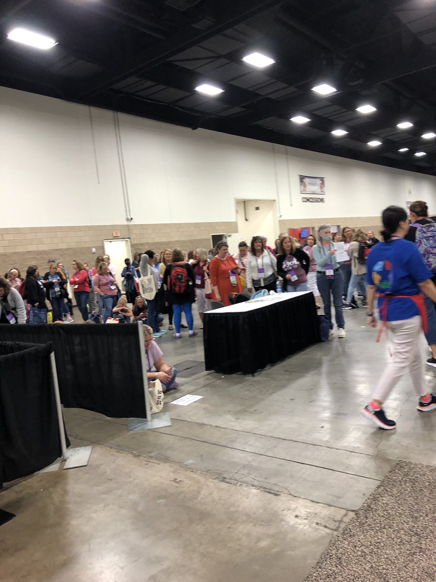 MsLibLady1876's tweet photo. My knees may not be happy but my ❤️ is😁 #TLA22 #togetheragain #FalconLibrary @DISD_Libraries @TXLA @DISDREO @BFMSFalcons @HeatherHornor @HillcrestLib @OWHolmesTigers @TWBrowneReads https://t.co/LJDXtllGUu