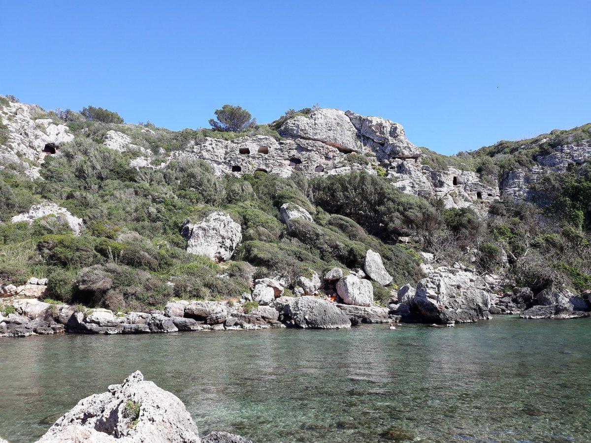 jmfeclavell's tweet photo. Necròpolis Calescoves #alaior #calescoves #necropolis #Menorcaisland #balears #mediterraneament #igersmenorca @SantolayaBuforn @mireiaingla @nuria_nura https://t.co/REPQ45jCEK