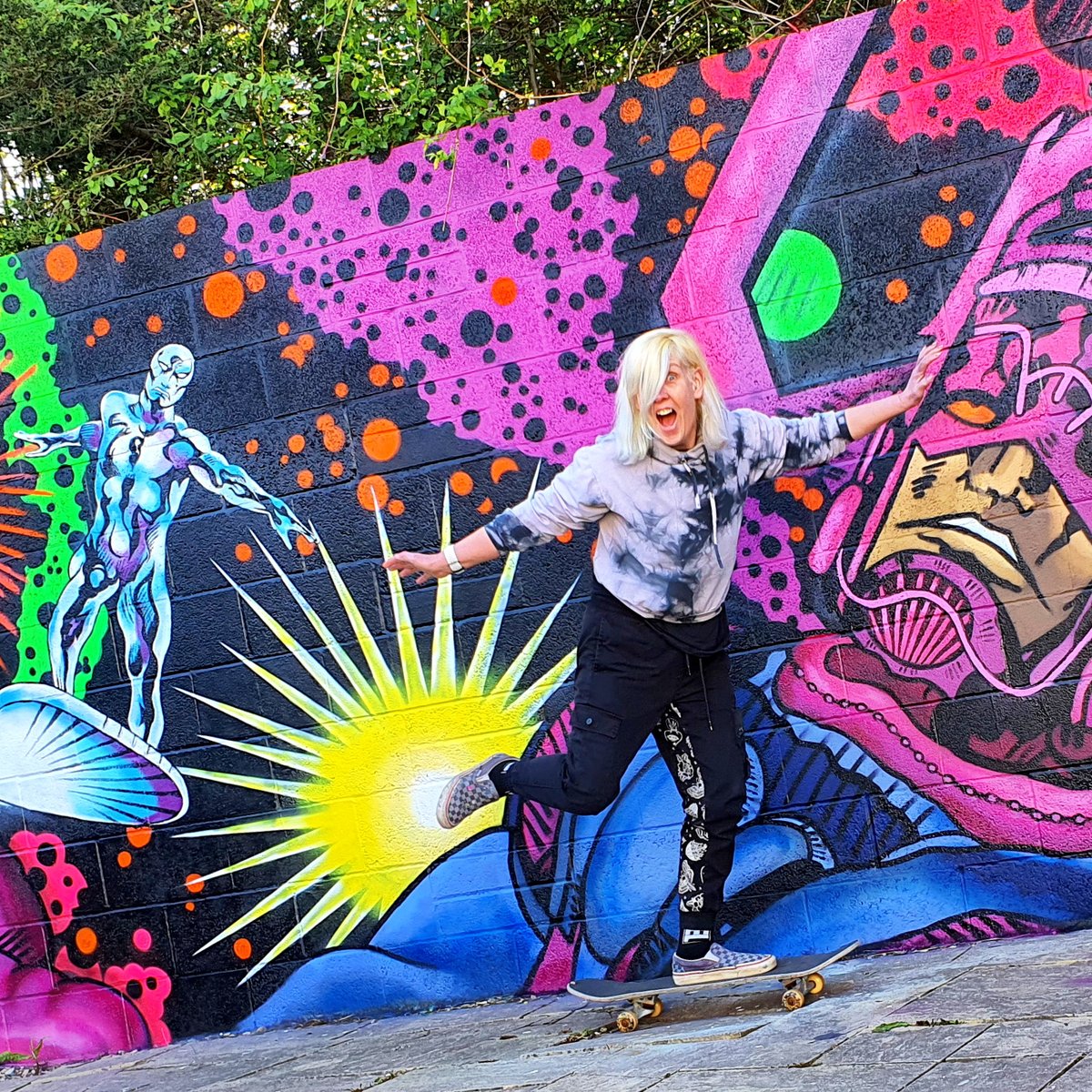 This one took me the whole Easter break to paint, but to be fair, I was poorly, so I only did a couple of hours a day.

Behold!  the Devourer of Worlds and his Herald!

process video here for those of you who like that kind of thing: youtu.be/c-jYg1SgiSs