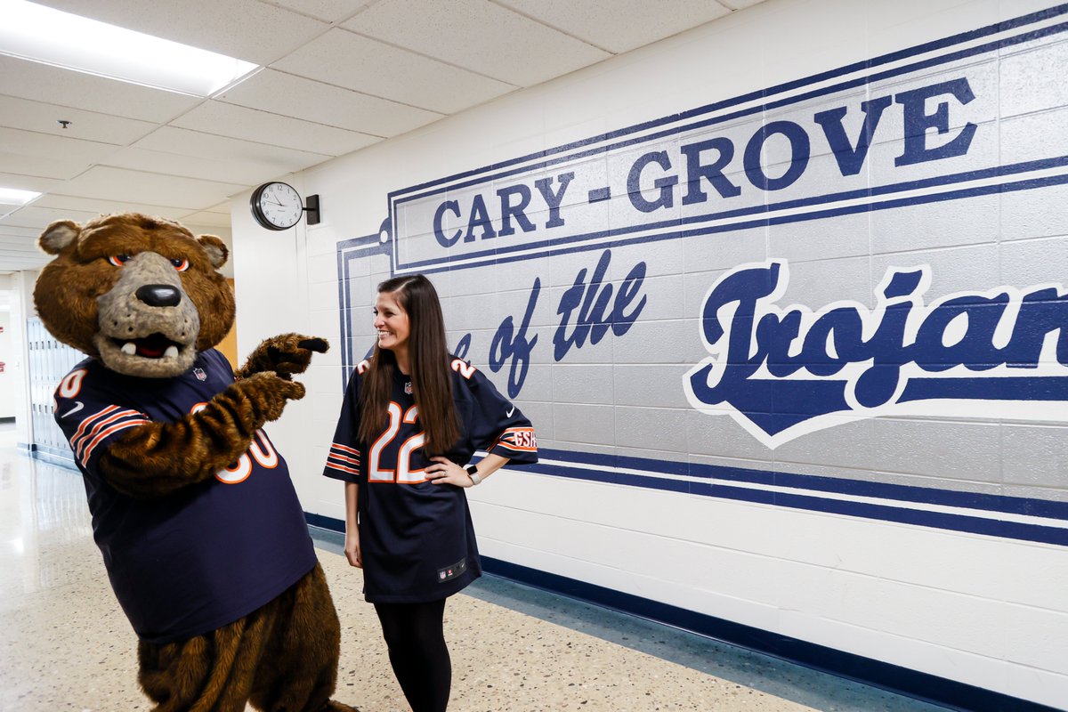 BearsOutreach's tweet photo. The @TheRealStaley visited @CaryGroveHS today to surprise our @ChicagoBears #ClassroomLegends powered by @CDWCorp recipient, Stephanie Sukow! 

Sukow was given a custom football, jersey and $1,000 grant to use towards her classroom and students. Congratulations, Stephanie!🏈 https://t.co/ML09Rg4nBK