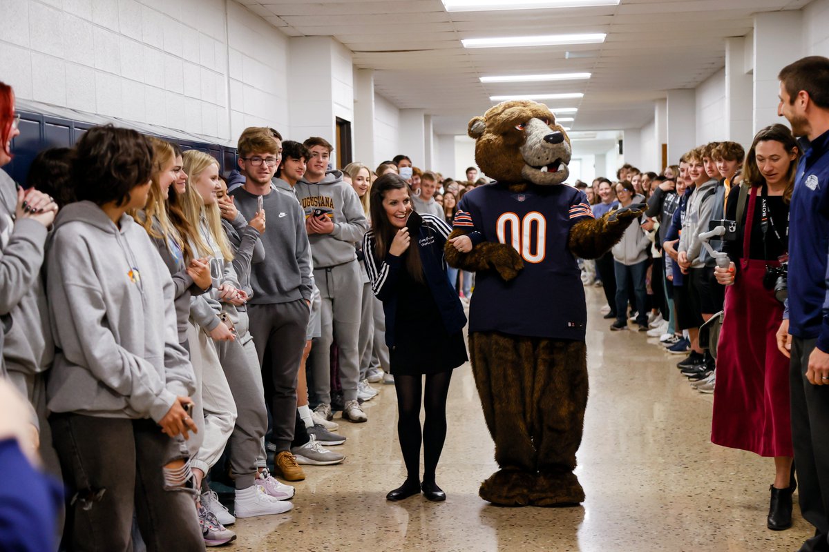 BearsOutreach's tweet photo. The @TheRealStaley visited @CaryGroveHS today to surprise our @ChicagoBears #ClassroomLegends powered by @CDWCorp recipient, Stephanie Sukow! 

Sukow was given a custom football, jersey and $1,000 grant to use towards her classroom and students. Congratulations, Stephanie!🏈 https://t.co/ML09Rg4nBK