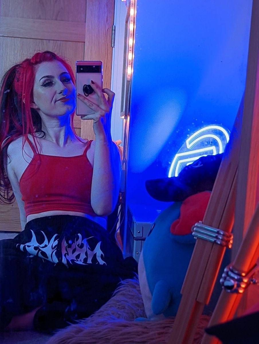 Knightenator's tweet image. Me and my big blue round toy (not for sale) 😤

Live in 5 ⬇️⬇️⬇️