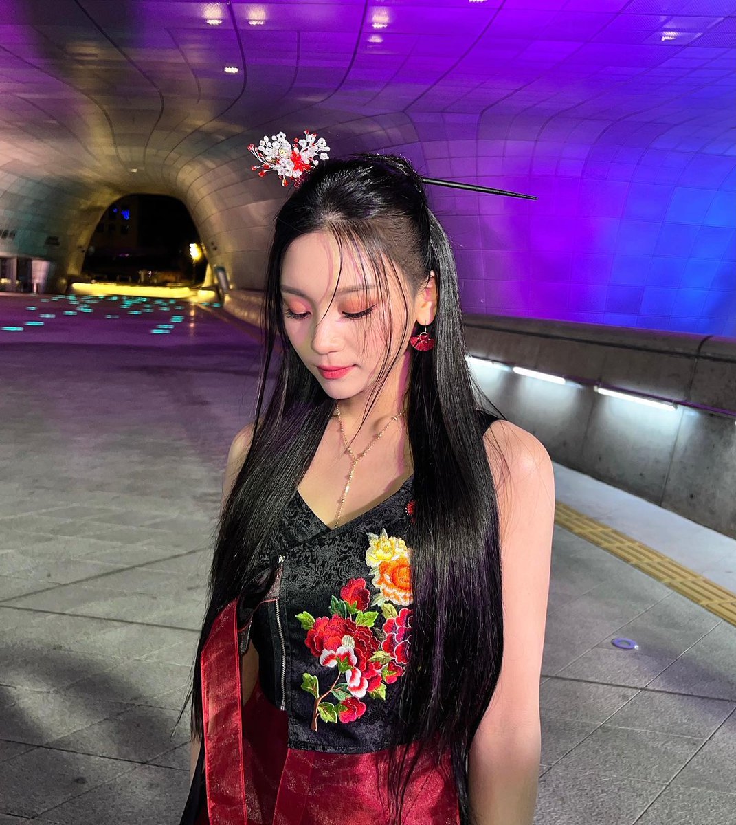 GFS_backup's tweet photo. [PIC] 220427 - Umji (ummmmm_j.i) post

🐹BOP BOP wearing pretty hanbok❤️‍🔥
#.grammys #.globalspin

🔗https://t.co/Uu2ttbk5um

#VIVIZonGrammyGlobalSpin 
#여자친구 #GFRIEND #비비지 #VIVIZ #엄지 #UMJI @VIVIZ_official https://t.co/oGnP5vx8u2