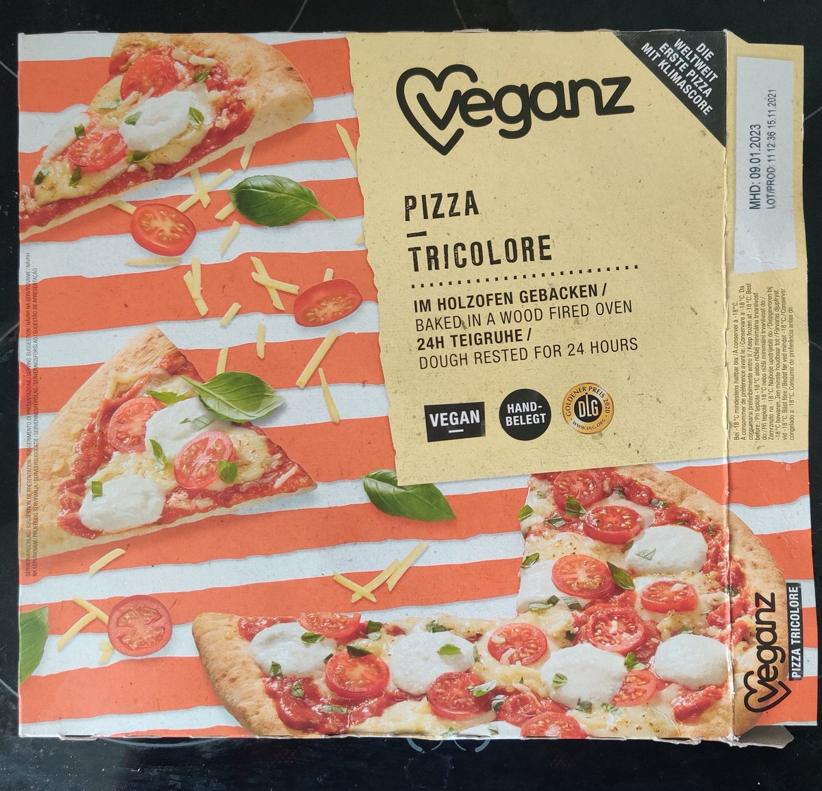 HungrigerMoses's tweet photo. #Veganz - Pizza Tricolore
Die Weltweit erste #Pizza mit #klimascore
Im Holzofen gebacken.
Vegane Pizza belegt mit passierten #Tomaten, geriebenem Pizzabelag auf Kokosölbasis, #Cherrytomaten und Blumenkohlsauce
Geschmack: 7/10 https://t.co/lrfJ4PZacM