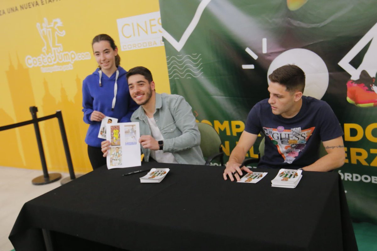 ✍️ <a href="/Cristian27Ramos/">Cristian Ramos</a>, <a href="/LPerin98/">Lucas Perin</a> y Alex Viana hicieron las delicias de los aficionados blanquiverdes que se acercaron al Centro Comercial El Arcángel. ¡Excepcional tarde! #LNFS