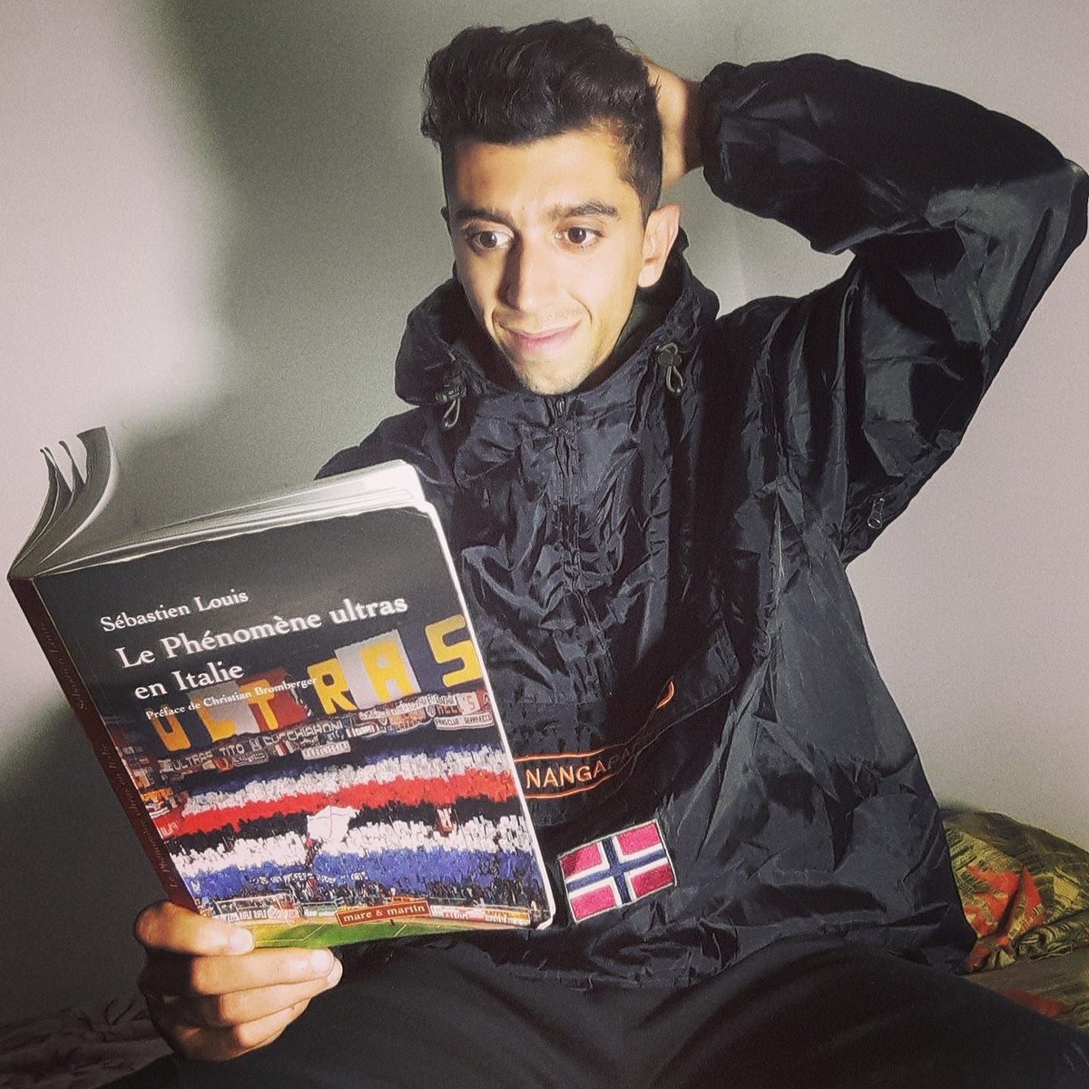 Moncef nous a quitté. Cet ultras du Mouloudia d'Alger, passionné du mouvement ultras italien, est mort dans une forêt en Bulgarie. Âgé de 27 ans, il a pris la route des Balkans pour tenter de rejoindre son rêve, entravé par la politique migratoire de l'UE. Moncef, repose en paix.