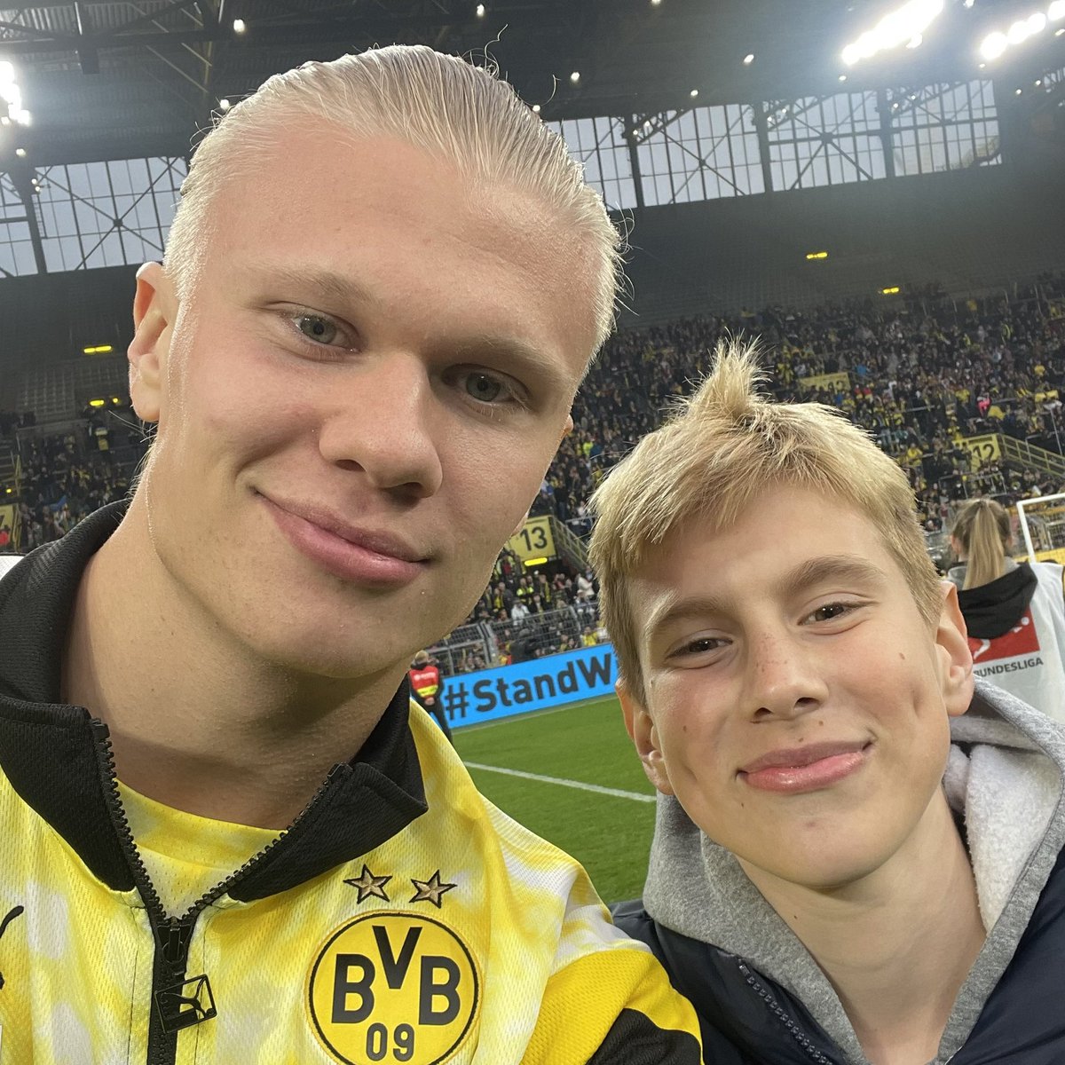 BlackYellow's tweet photo. Nikita and a fan 🤳 https://t.co/TvsRlB5lZo