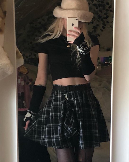 wanna look up my skirt? https://t.co/HkLmu1rVOs