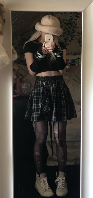 wanna look up my skirt? https://t.co/HkLmu1rVOs