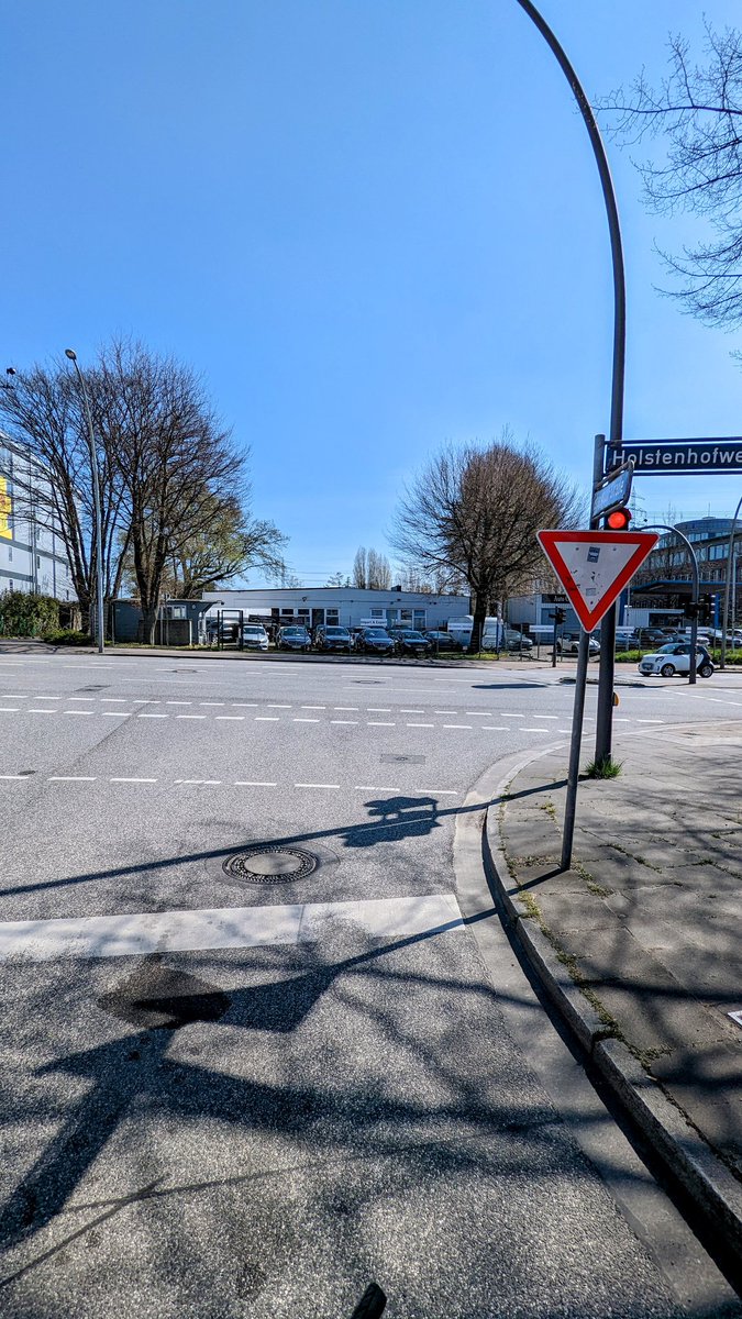 FlowAusHH's tweet photo. Jagut. Die einen sagen so, die anderen sagen so @PolizeiHamburg  🤨🤷‍♂️ https://t.co/WiBuF7XPU1