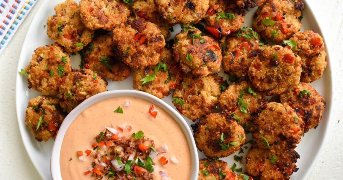 Trust us when we say our Spicy Bacon Crab Cakes are addicting. Round of applause if you only eat as many as you can count on one hand 😂 Find the recipe below, and let us know what you think!

bit.ly/3Kc8LSt