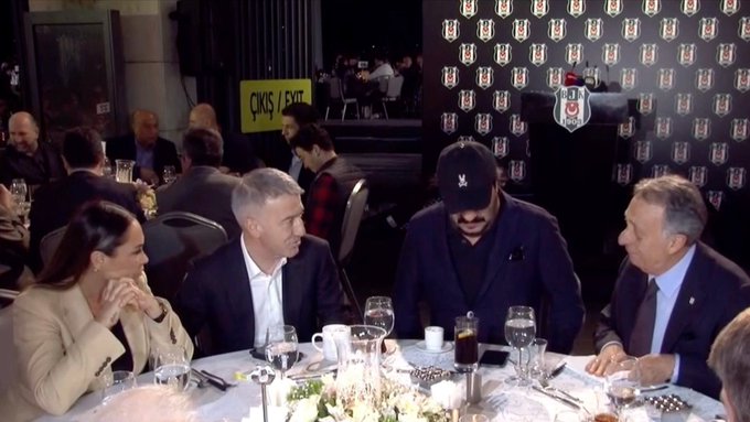 dışarda yüz bin taraftar...