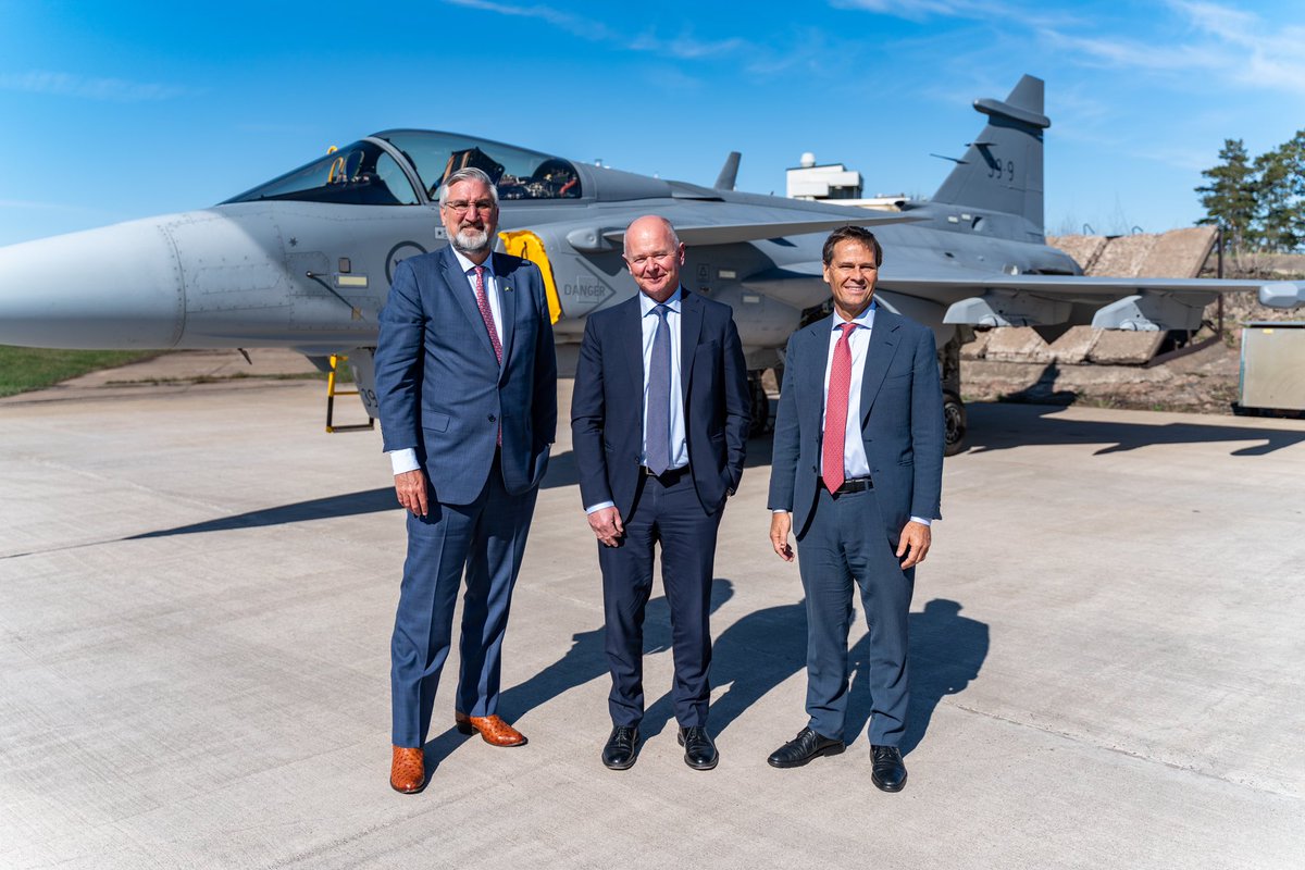 Saab_Inc's tweet image. Micael Johansson, President and CEO of Saab AB, hosted Indiana @GovHolcomb and Indiana @SecChambersIN yesterday in Sweden. The visit included a tour of Saab’s Linkoping facilities where technology transfer from Sweden to the U.S. is well underway.