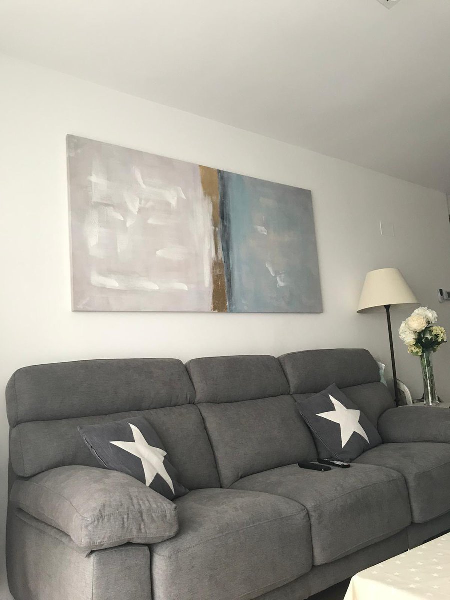 87JPR's tweet image. Me urge vender este sofá. Son 2,55m de largo, tres asientos extensibles de 80cm. 200€. Zona Oeste de Madrid. No puedo transportarlo.