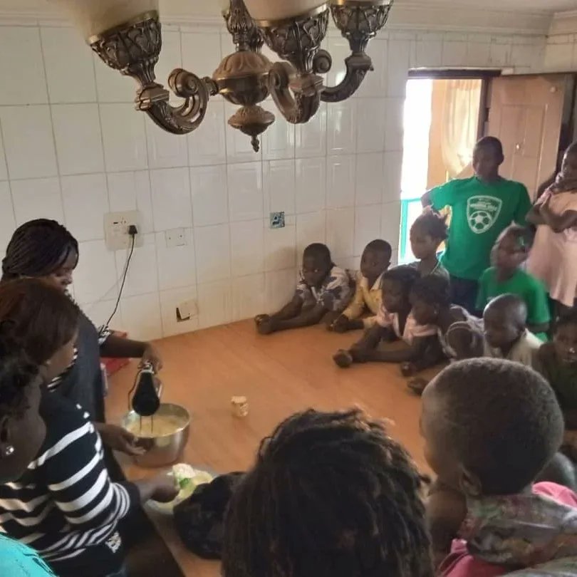 kingdomkidsng's tweet photo. You know how fluffy cake makes everyone smile?

Fatandi and Pongi, who volunteer with Kingdom Kids Klub, came over to the home to have a baking session with the kids. We would have told you of how an amazing session it was, but we will let the pictures tell the story😁🤗. https://t.co/ifdSywuIuC
