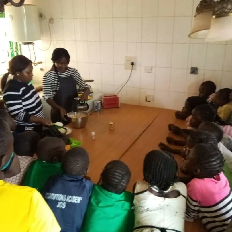 kingdomkidsng's tweet photo. You know how fluffy cake makes everyone smile?

Fatandi and Pongi, who volunteer with Kingdom Kids Klub, came over to the home to have a baking session with the kids. We would have told you of how an amazing session it was, but we will let the pictures tell the story😁🤗. https://t.co/ifdSywuIuC