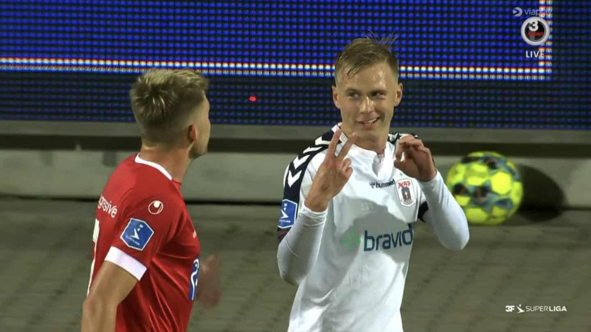 OleSalling's tweet photo. https://t.co/mLJZpQX7W6
Ultrakort kamptrรฅd uden spรธrgsmรฅl til modstanderfan, da vi lige har mรธdt dem
@Odense_Boldklub - @AGFFodbold
Det er nu der skal point(s) pรฅ kontoen, hvis ikke det skal blive alt for "spรฆndende"
#ultratwitteragf
#WakeUpCall
#JonIsBack https://t.co/kCxJCgpZ5W