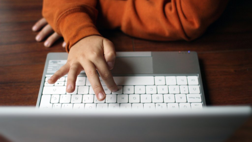 DCDSchool's tweet image. Middle School students in Expository Writing class learn the value and power of letter writing. Read the blog by our expository writing teacher, Miranda Kilpatrick. tinyurl.com/mtkv8a9t 
#letterwritinglives #putpentopaper #middleschool #dcdsacademics