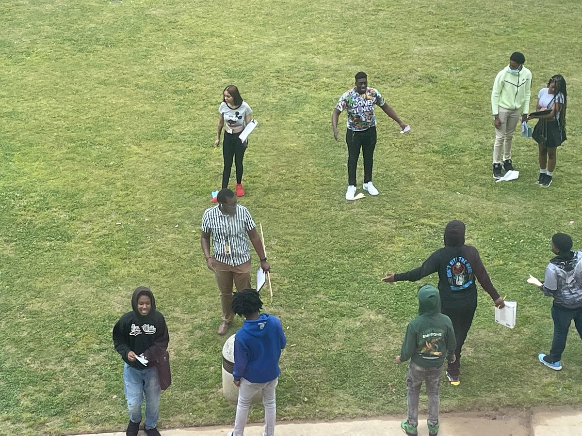 TMathious's tweet photo. Looking at our awesome educator (@mrwalkersroom) and scholars taking advantage of @apsDouglassHigh #AstroPark; #teaching & #learning outside the 4 walls #scholars #education #excellence #academics https://t.co/EZnv2m0AW4