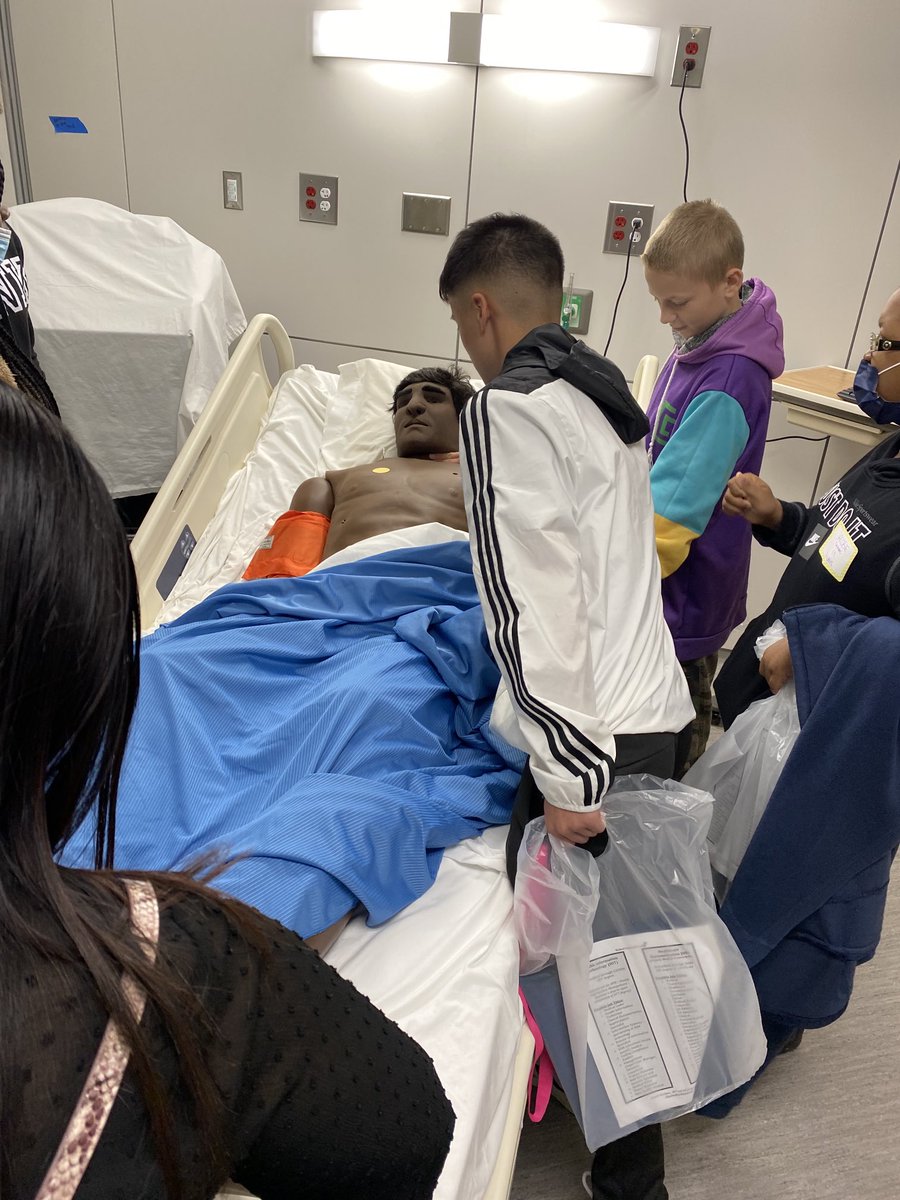 Mstewart_2u's tweet photo. What an experience this was for our ⁦@DPS61Decatur⁩ middle school students. Health Care Day was a success as I had an opportunity to observe the next generation of Health Care professionals ⁦⁩ ⁦@JeffDase⁩ ⁦@SuptDPS61⁩ ⁦#DPSLetsGo https://t.co/CXaYJjN5ae