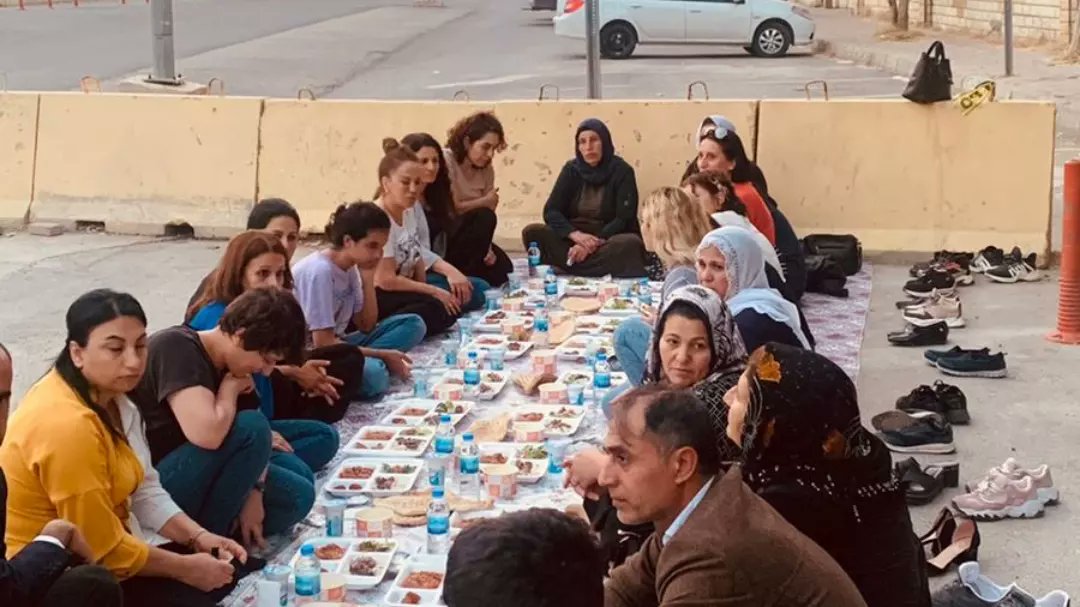 Gaziantephedep's tweet photo. Şenyaşar ailesinin “Adalet Sofrası”na misafir olduk. HDP Antep İl Örgütü olarak ailenin taleplerinin bir an önce karşılanması için çağrı yapıyoruz.@HDPgenelmerkezi @togrularya @dilok_hdp @HDPantep @biniciavni @GozekMikail @KaraylanMehmet @gaziantep_hdp @senyasarailesi https://t.co/e5qBQ9968i