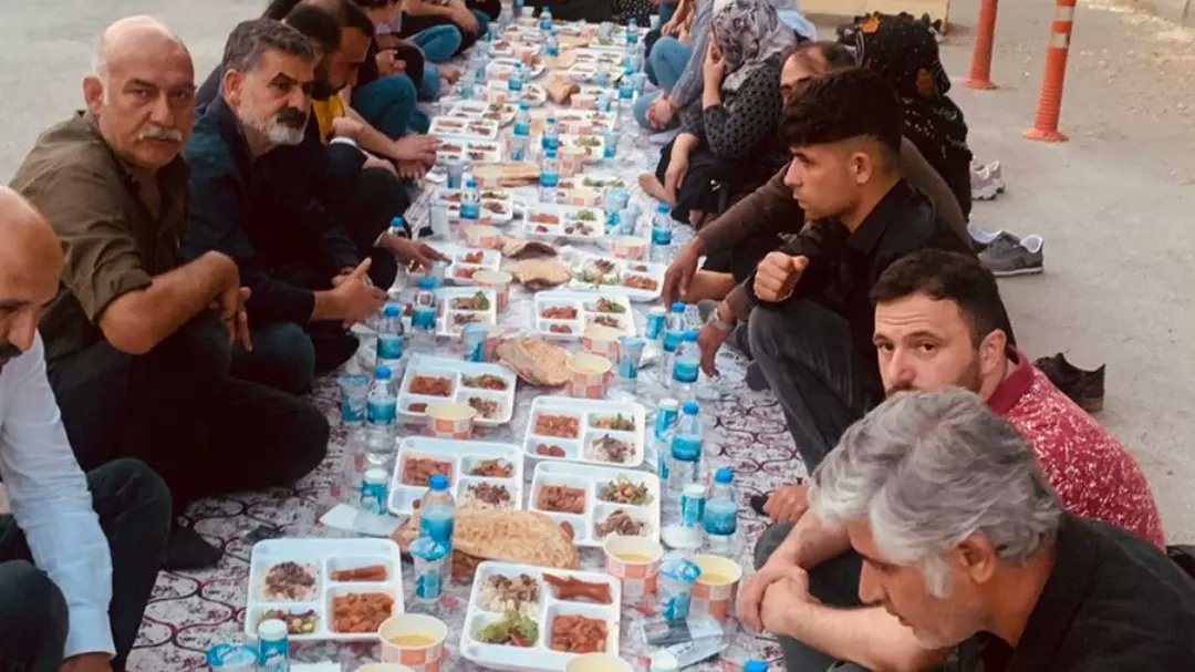 Gaziantephedep's tweet photo. Şenyaşar ailesinin “Adalet Sofrası”na misafir olduk. HDP Antep İl Örgütü olarak ailenin taleplerinin bir an önce karşılanması için çağrı yapıyoruz.@HDPgenelmerkezi @togrularya @dilok_hdp @HDPantep @biniciavni @GozekMikail @KaraylanMehmet @gaziantep_hdp @senyasarailesi https://t.co/e5qBQ9968i