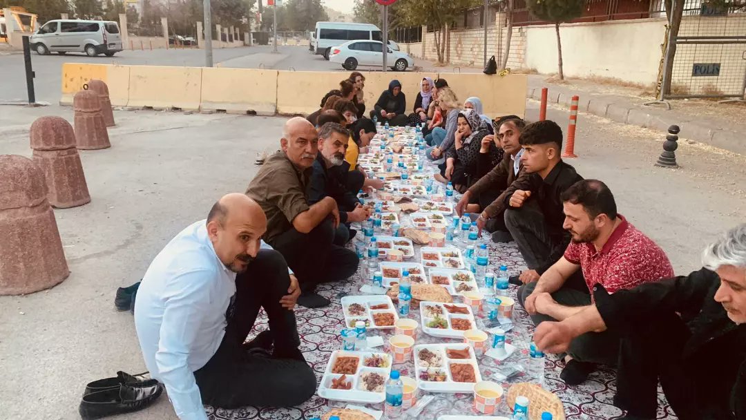 Gaziantephedep's tweet photo. Şenyaşar ailesinin “Adalet Sofrası”na misafir olduk. HDP Antep İl Örgütü olarak ailenin taleplerinin bir an önce karşılanması için çağrı yapıyoruz.@HDPgenelmerkezi @togrularya @dilok_hdp @HDPantep @biniciavni @GozekMikail @KaraylanMehmet @gaziantep_hdp @senyasarailesi https://t.co/e5qBQ9968i