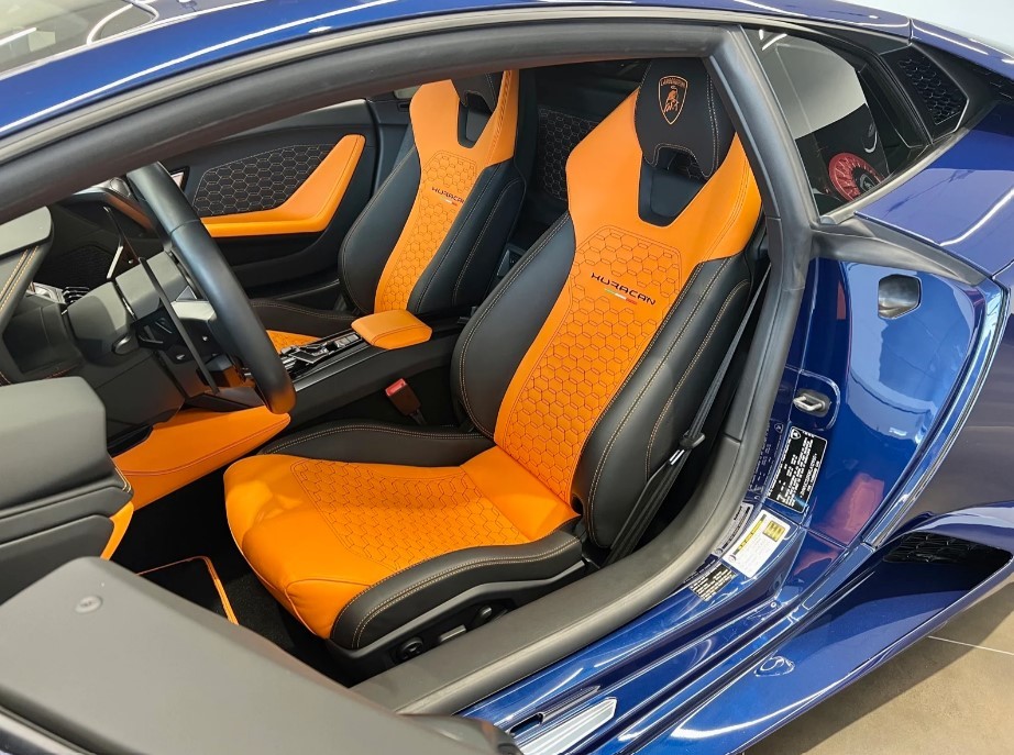 ExoticMotorCar's tweet photo. Lead the road ahead with this 2019 Lamborghini Huracan LP580-2 in an eye-catching Blu Hera exterior with Nero Ade with an Orange Contrast interior. 🌀 https://t.co/Yl30djDwhf

#lamborghini #lamborghinitroy #lamborghiniLP5802 #Huracan #lambo #lamborghinilife https://t.co/0zFOidPMWH