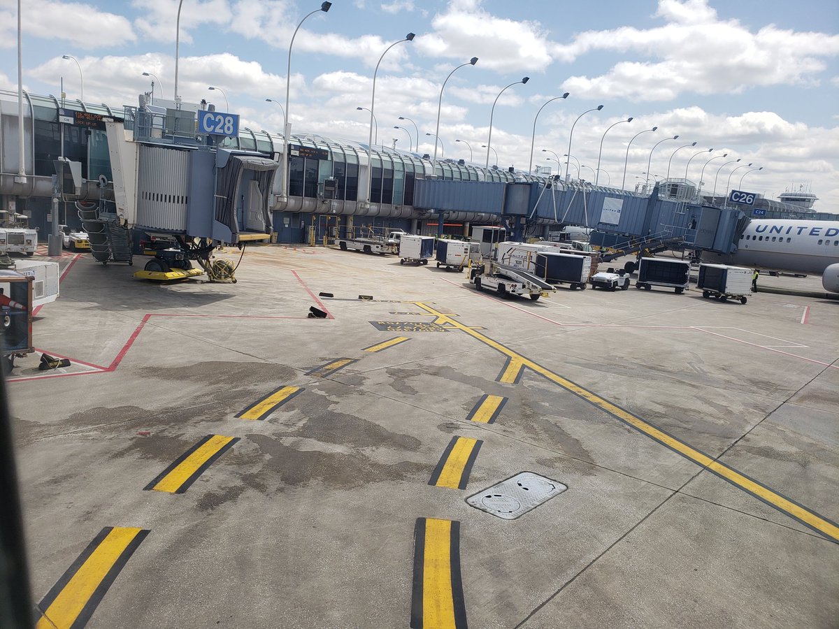 GammaGent's tweet photo. loadN luggage, catering, pushback and rollN to the runway...they go2work@ORD UNITED ORD2IAD https://t.co/JC6eeBTu75