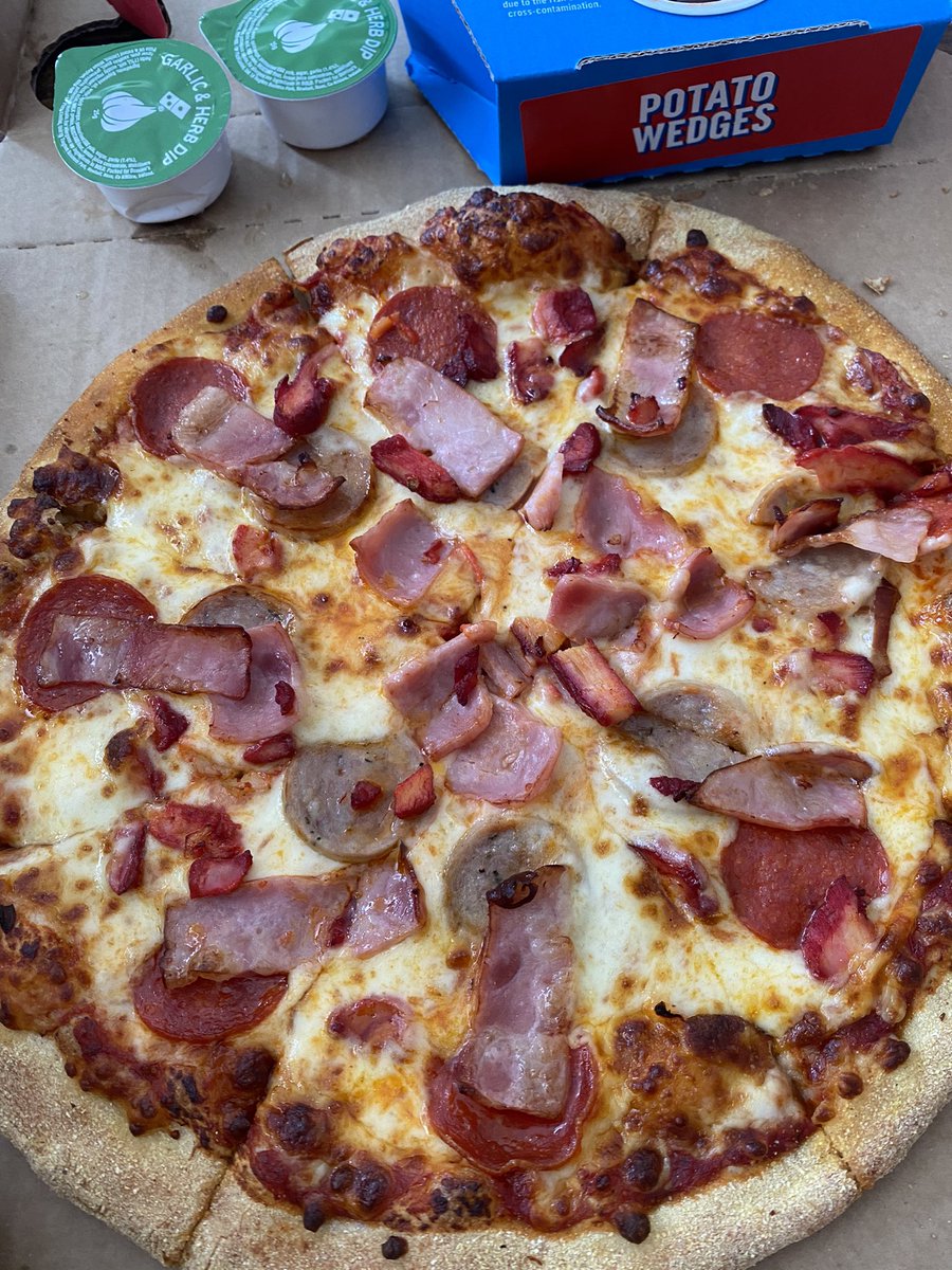 witherpredator1's tweet photo. @Dominos_UK You guys need to improve your Tandoori chicken game. This pizza had a total of 6 small (very) pieces of chicken and some small bits 😭😭 pls https://t.co/qwVy6w0Ixa