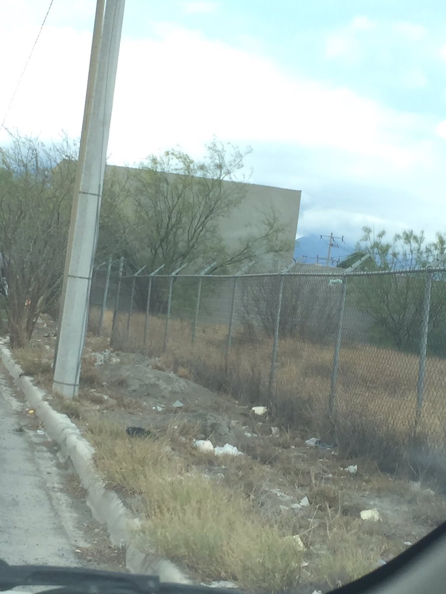 shany_mtz's tweet photo. En calle Nopal entre Guajillo y Frutilla en Col. Mirasol en Mty. Hay basura y escombro en calles y banquetas, hay escuelas alrededor y se desprenden malos olores. @ServPublicosMty @colosioriojas @multimediostv https://t.co/dpvTFx9MVE